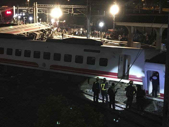 台鐵翻車 一家17口回鄉飲宴搭上死亡列車8人亡
