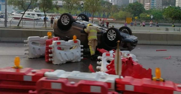 四驅車香港仔失控撞水馬 司機受傷送院