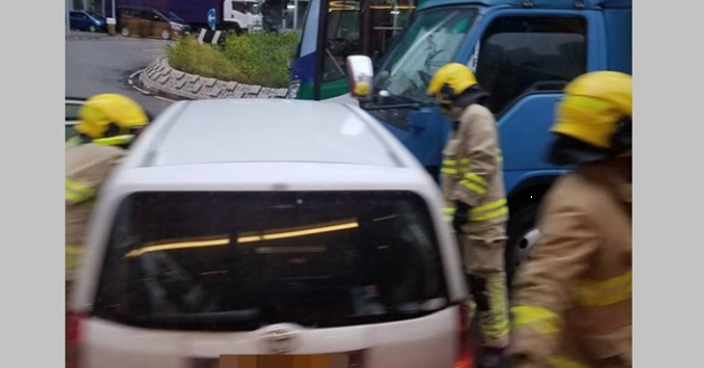 安秀道迴旋處私家車與貨車相撞 司機受困消防救人