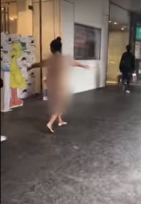 台北車站外現裸女患精神障礙趁家人不為意外出