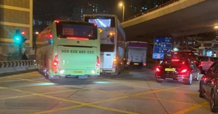 交通意外：龍翔道近彩虹巴士貨車相撞