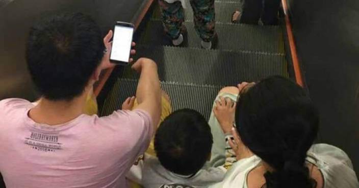 港鐵站內「坐」電梯 行人遇路障網上求應對方法