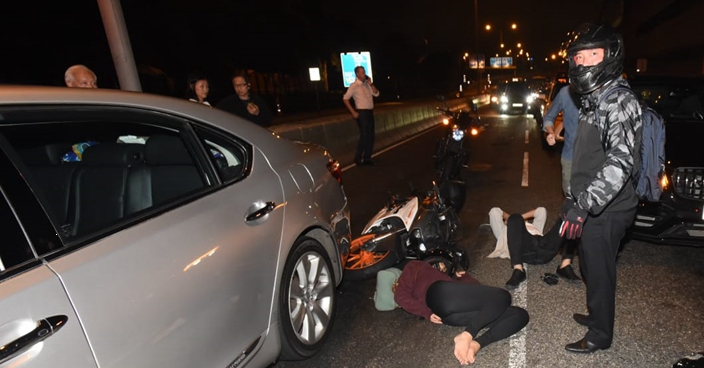 西環電單車撞私家車 司機女乘客受傷送院
