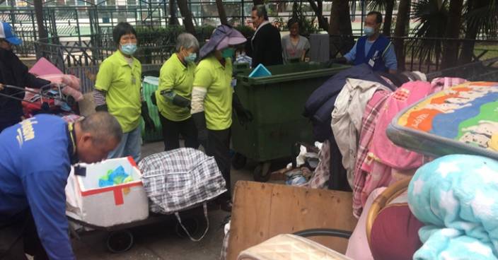 指通州街公園露宿者「雜物」影響清潔 康文署派員清理