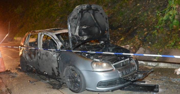 荃灣私家車凌晨起火燒成廢鐵 涉案件被警通緝
