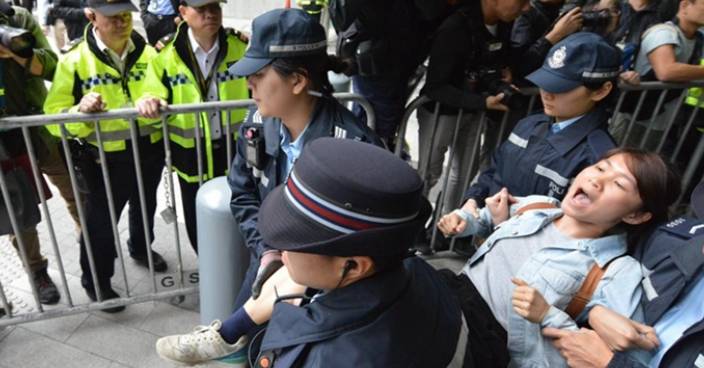 眾志譴責男保安粗暴對待女示威者 議員質疑抗議無補於事
