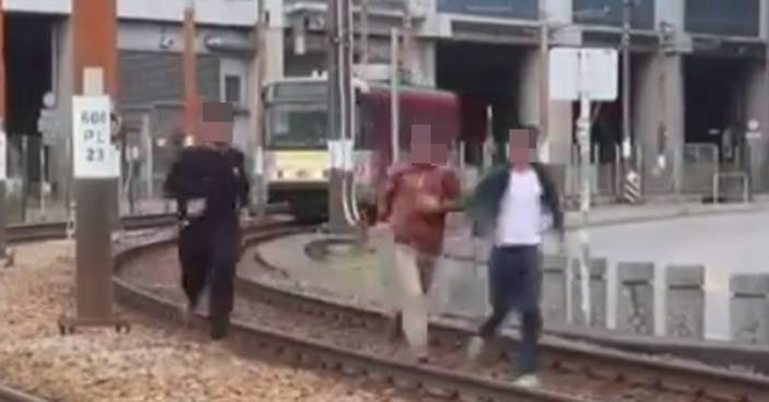 有片:三青年闖輕鐵路軌 與列車鬥快亡命奔跑