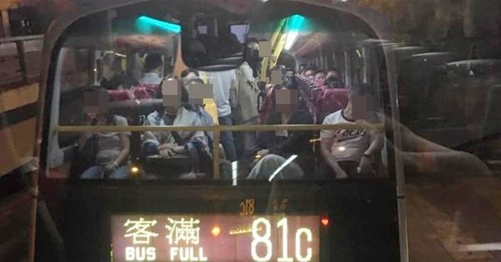 巴士上層企約20人 乘客反映車長懶理照開車