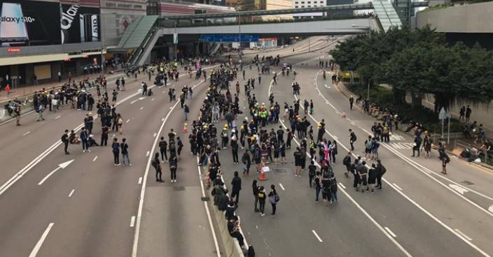 警方呼籲市民轉移集會地點 開通夏慤道龍和道恢復交通