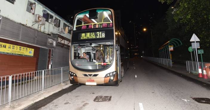 巴士葵涌疑收掣不及 撼私家車釀8傷