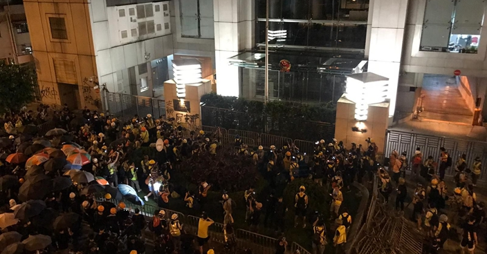 中聯辦外宣讀宣言 有示威者促解散立法會實行雙普選