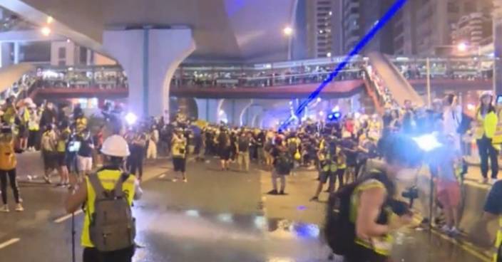防暴警舉黑旗出動催淚煙 警告示威者停止衝擊