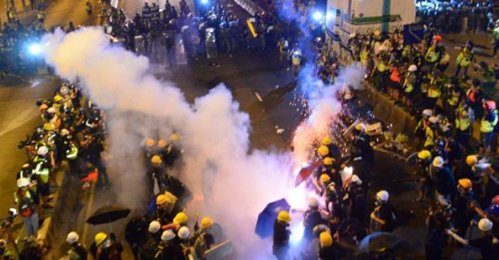 警施發放催淚彈與示威者僵持 多人受傷送上救護車