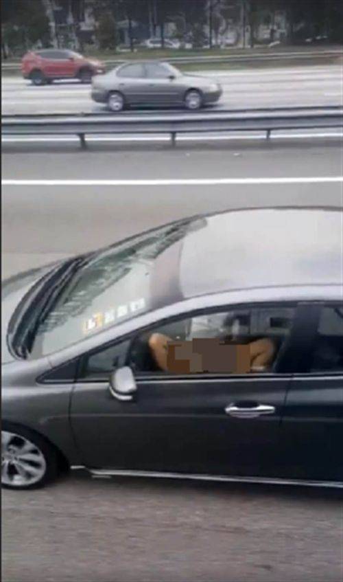 不顧司機在旁女裸身自慰全遭錄