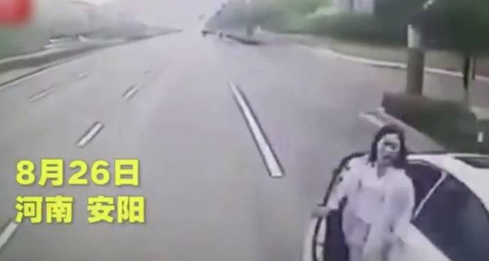 河南女司機公路突下車遭巴士撞上夾死兩車之間