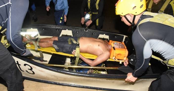 偕友南灣租遊艇游泳疑遇溺 男子2小時後尋回送院搶救