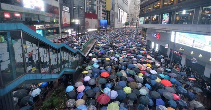 【圖輯】雨中舉傘等入維園 市民由日排到夜