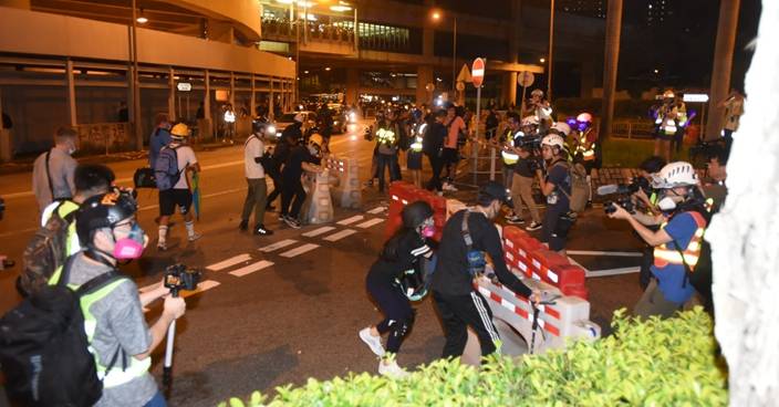 元朗示威者與警衝突 港鐵安排特別車接乘客離開元朗站