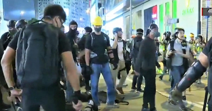 示威者疑被喬裝警員按地打頭 警方：適當武力制服