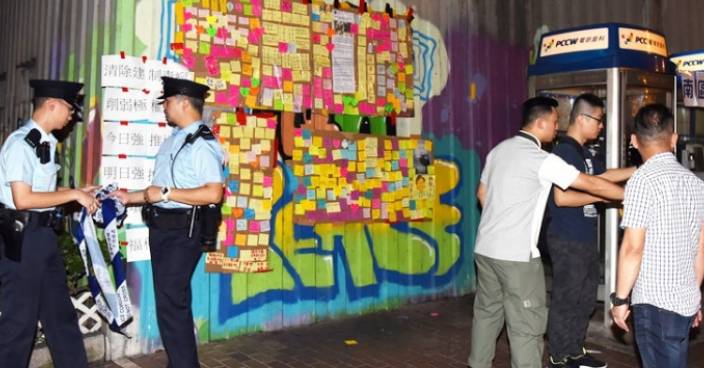 中年漢剪刀毁香港仔「連儂牆」 涉藏有攻擊性武器被捕