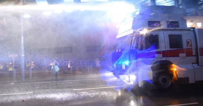 警方水炮車楊屋道發射水柱 首次應用處理示威