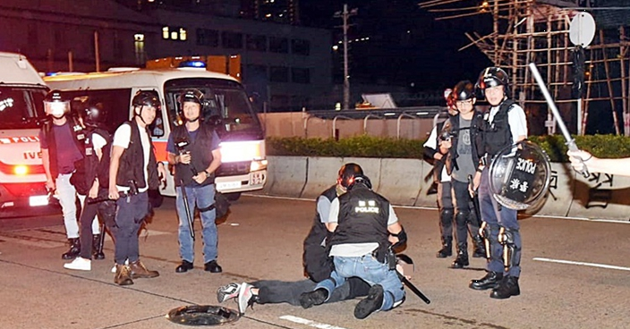 深水埗警署外示威 3男女已被控「參與暴動」罪