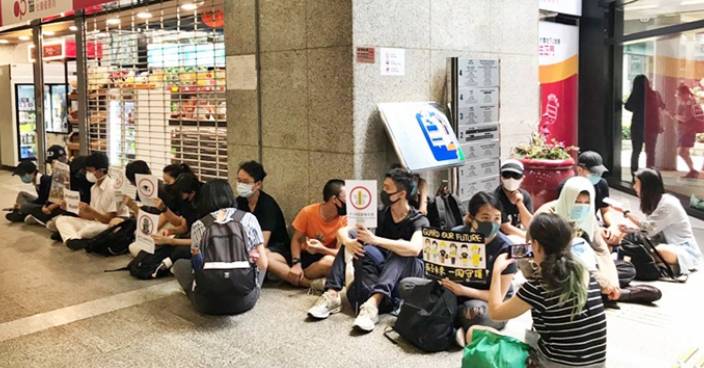 網民發起「稅局升級行動」 示威者稅務大樓靜坐抗議