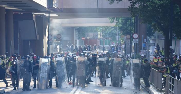 屯門遊行爆衝突 示威者堵路警方警告籲離開