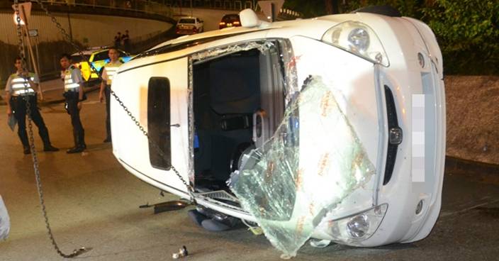 私家車荃灣翻側 3人受傷一度被困