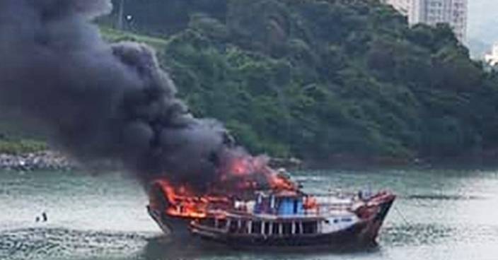 東涌兩漁船著火 濃煙沖天