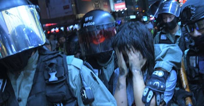 女子旺角一度與示威者衝突 被潑深色顏料