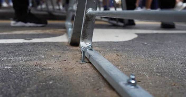 示威者築路障新招 「爆炸螺絲」鎖死鐵欄
