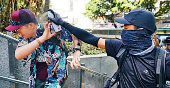 圖阻示威者塗鴉警徽 內地男被噴面入警署暫避