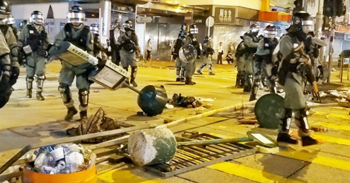 旺角示威者凌晨3時散去 防暴警清理堵路雜物