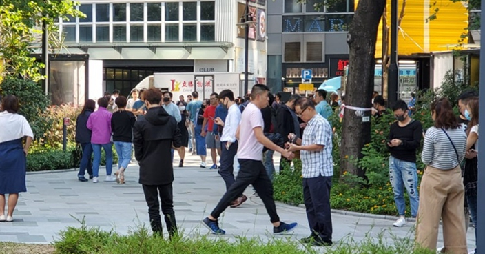 網民悼念墮樓亡科大生 中環觀塘快閃集會