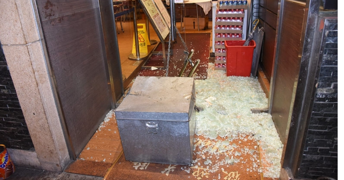 賊仔扑玻璃大門爆竊 大角嘴餐廳失數百元銀頭