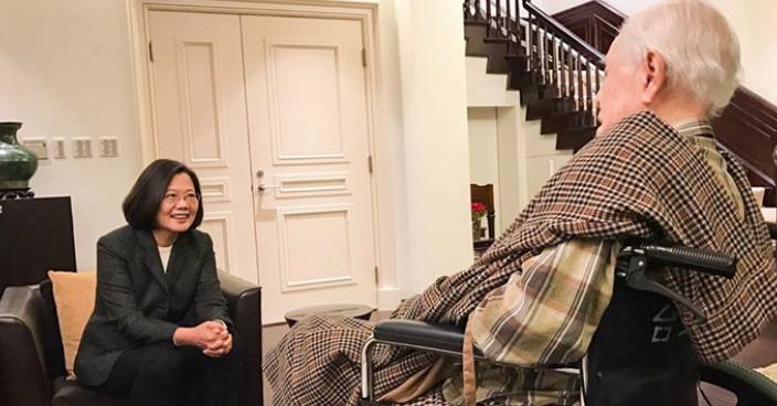 蔡英文拜訪前總統李登輝 提早賀98歲生日