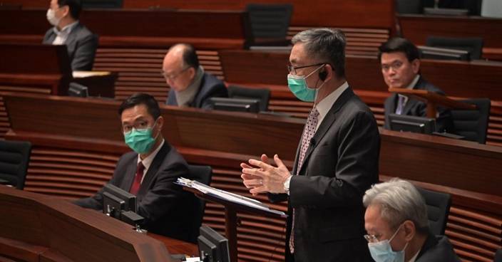 劉怡翔立法會回應質詢時答非所問 惹議員抨擊「發夢」