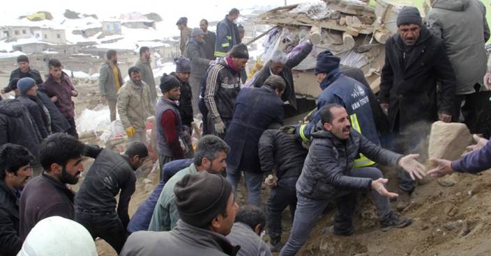 伊朗西北部與土耳其交界5.7級地震 至少9死