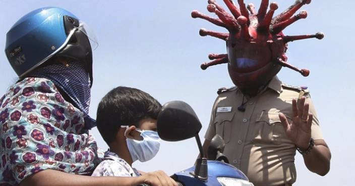印度警戴「新冠病毒頭盔」 出奇招阻嚇民眾留在家