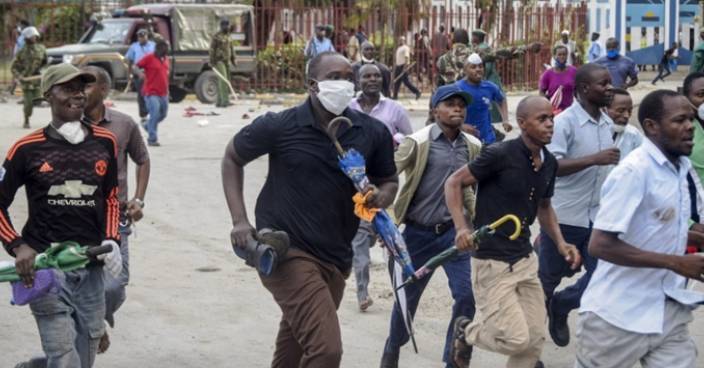 鐵腕防疫阻民眾聚集 肯亞警察發射催淚彈驅散