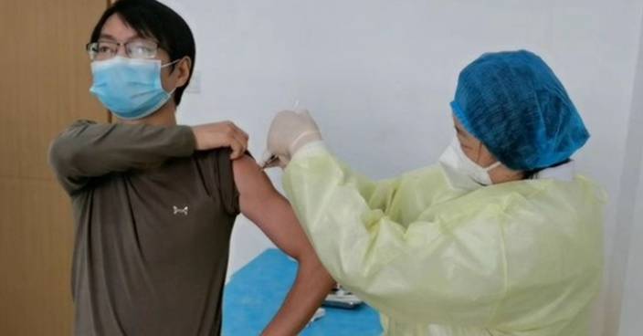 內地108人接種疫苗 有人稱曾出現輕微發燒及乏力