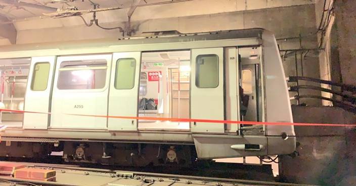 去年港鐵列車荔景站撞石躉意外 警起訴2女車長