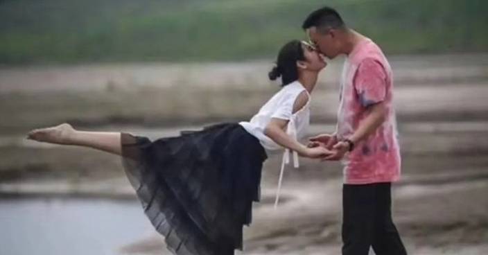 記者沙灘拍下情侶接吻照全國轉載 意外揭破一段婚外情