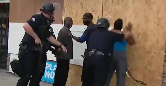 美國黑人制止搶劫反被警銬起 傳媒直播全拍下