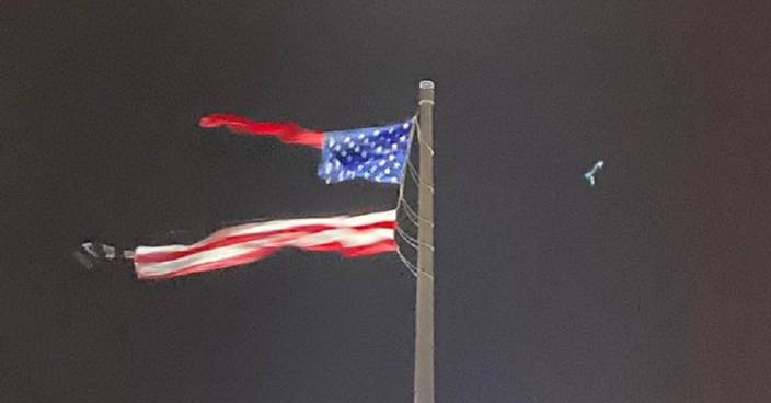 風雨飄搖 全美最大國旗被雷雨吹毀劏開一半