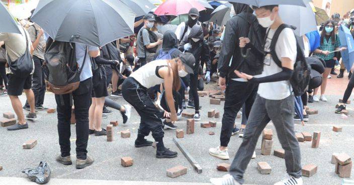 銅鑼灣大批示威者高呼港獨口號  掘磚拆鐵欄堵路癱瘓交通