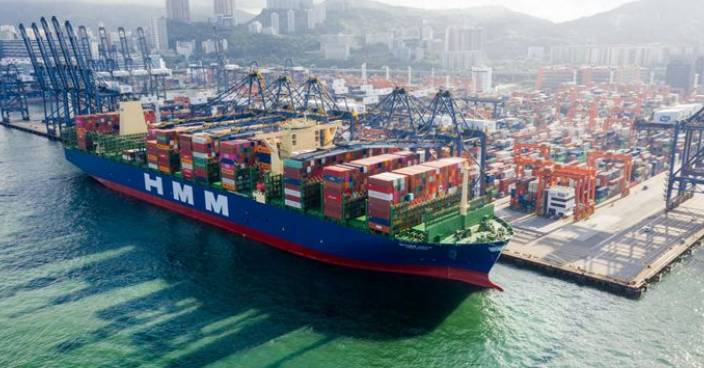 全球最大貨櫃船首航 靠泊葵青貨櫃碼頭