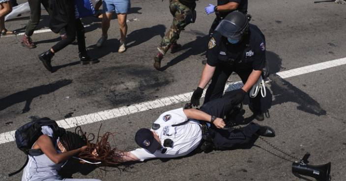 美國撐警遊行4警員遇襲受傷 逾30人被捕