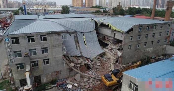 哈爾濱食品倉庫倒塌7人被困 目擊者:工人拆牆將牆推倒